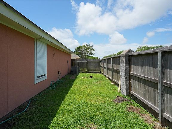 4th image of 2300 Naples Dr