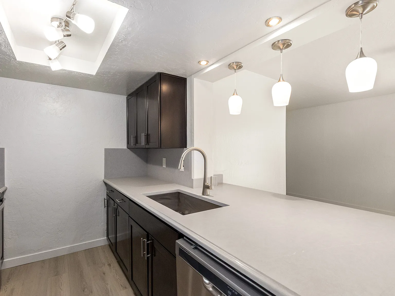 302 W Kristal Way — Photo 2