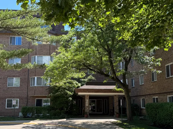 300 S Roselle Rd APT 206, Schaumburg, IL 60193