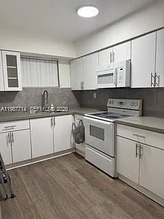 Grove Gardens Condo — Photo 4