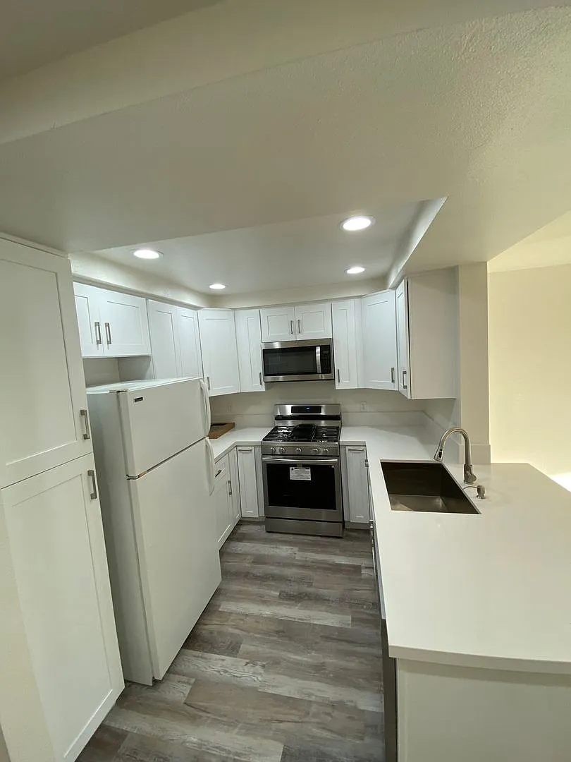 Spacious Renovated 1-Bedroom at Villas del Rey — Photo 1