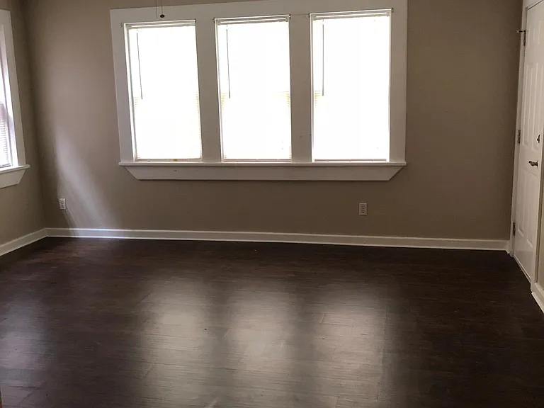 2804 N Robinson Ave — Photo 2