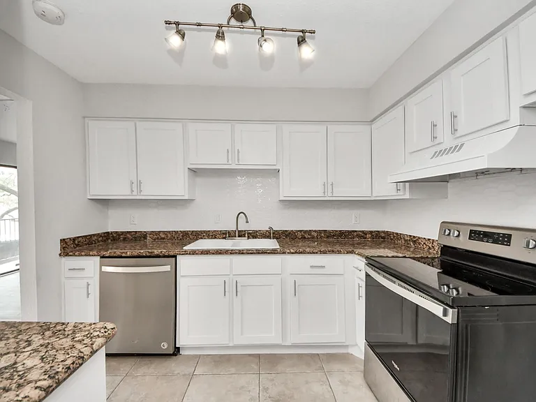 1818 Augusta Dr #14 — Photo 12
