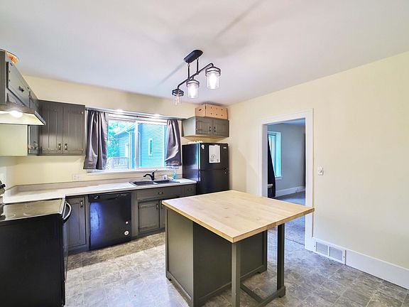 2nd image of 815 Rosewood St