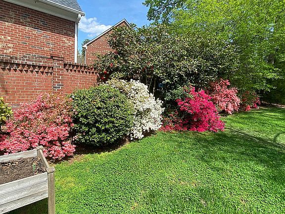 4th image of 100 Dogwood Ln