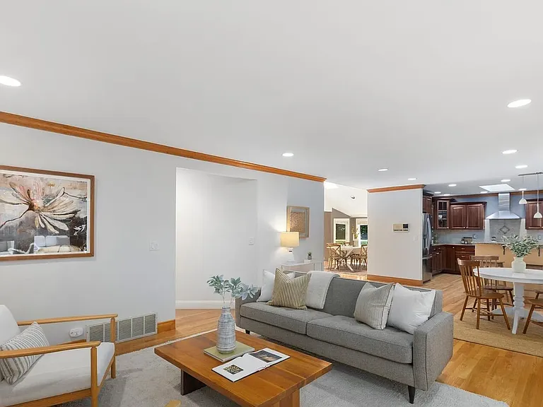 9925 SE 5th St — Photo 3