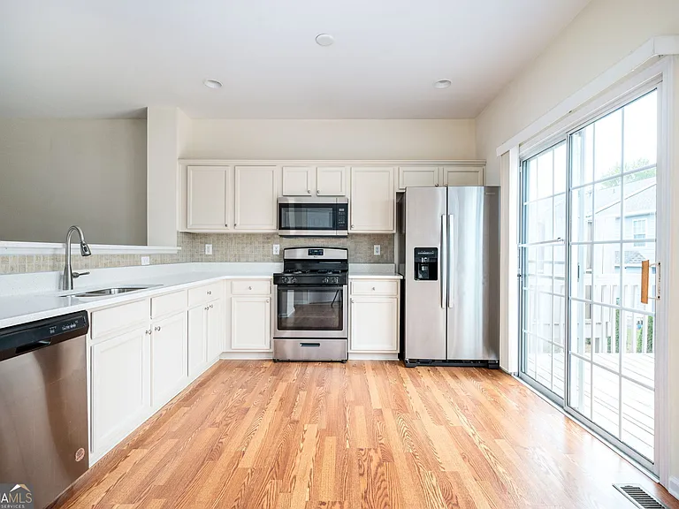 2213 Leicester Way SE — Photo 9