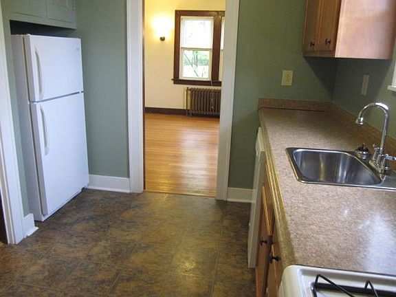 3rd image of 2979 Glenmore Ave APT 1