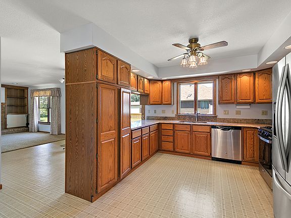 5th image of 1433 Stratford Dr W