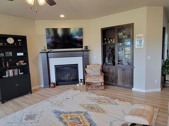 5th image of 879 Pebble Creek St