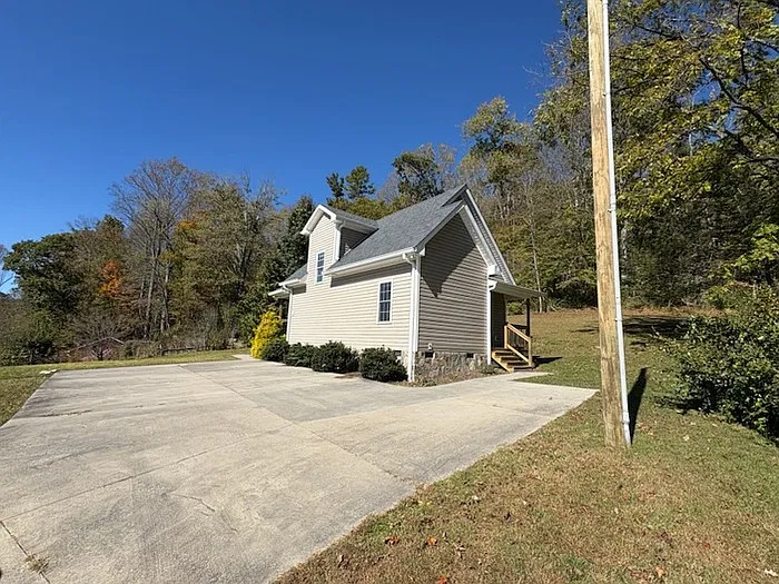 3 bed, 2.0 bath, 1107 sqft, $1,300 — Photo 3