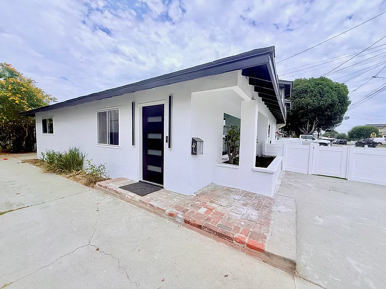 2111 Perry Ave — Photo 2