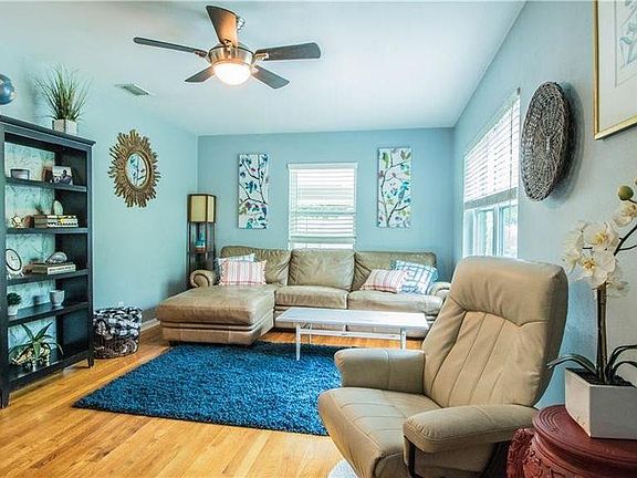 3rd image of 306 W Palm Dr