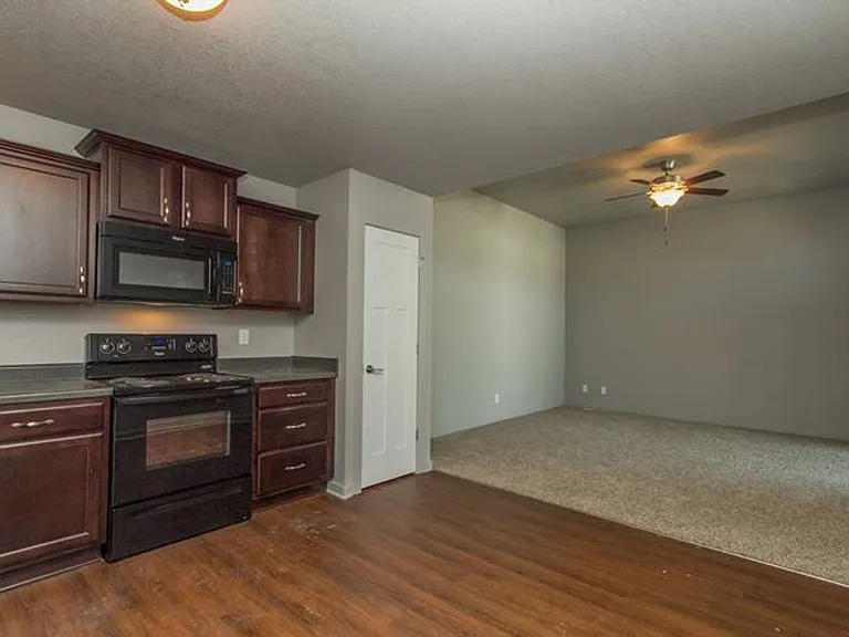 Ledgestone Townhomes — Photo 4