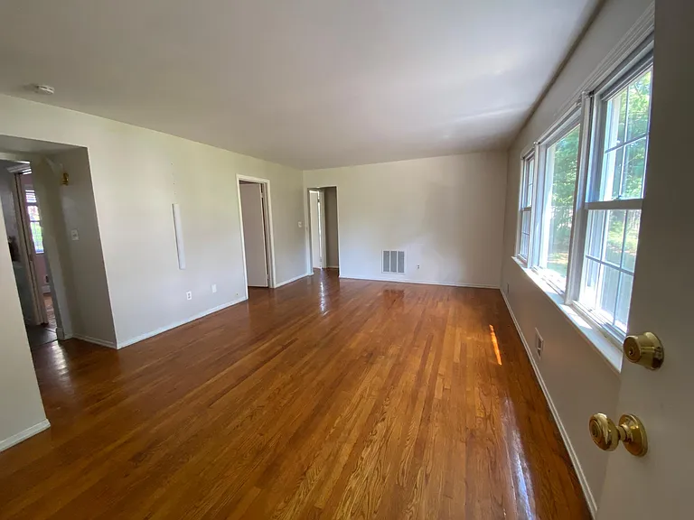 3 Stanford Dr #4A — Photo 2