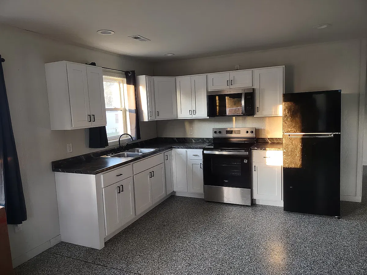 3 bed, 960 sqft, $1,300 — Photo 2