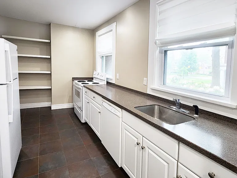 542 W 6th St #1 — Photo 5