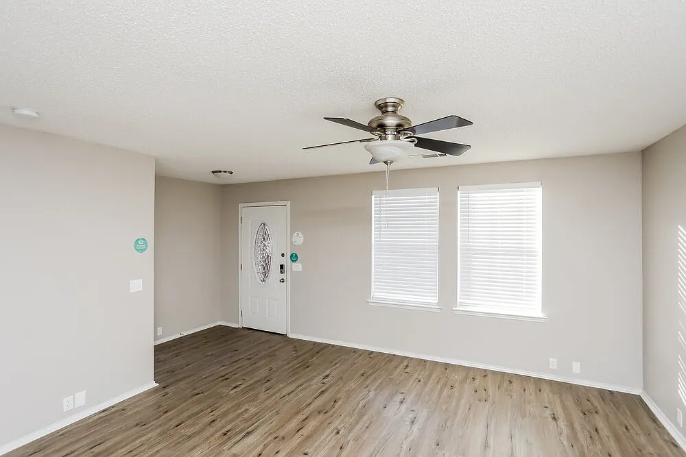 3 bed, 2.5 bath, 2376 sqft, $2,455 — Photo 4