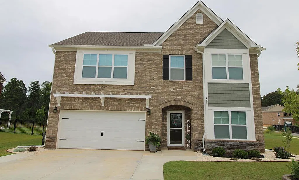 4 bed, 2.5 bath, 2414 sqft, $2,300 — Photo 1