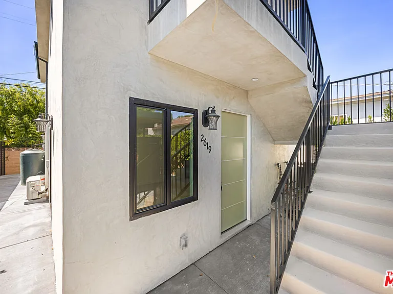 2617 Veteran Ave — Photo 2