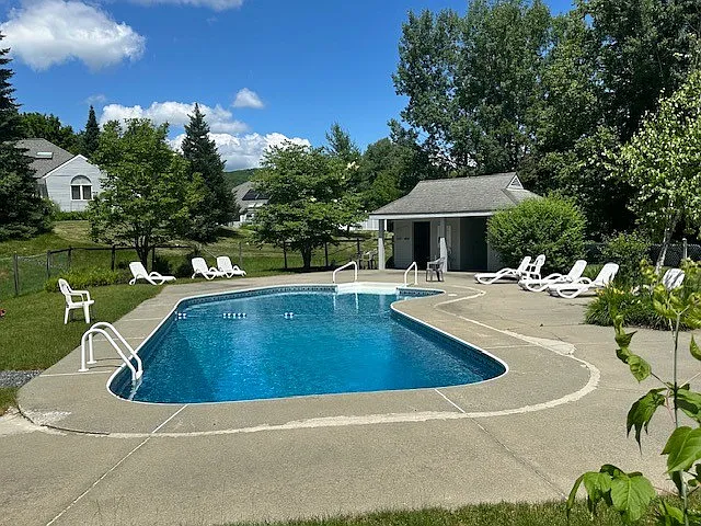 1 Sycamore Dr — Photo 4