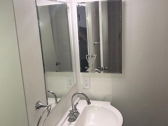 4th image of 5368 Imperial Ave