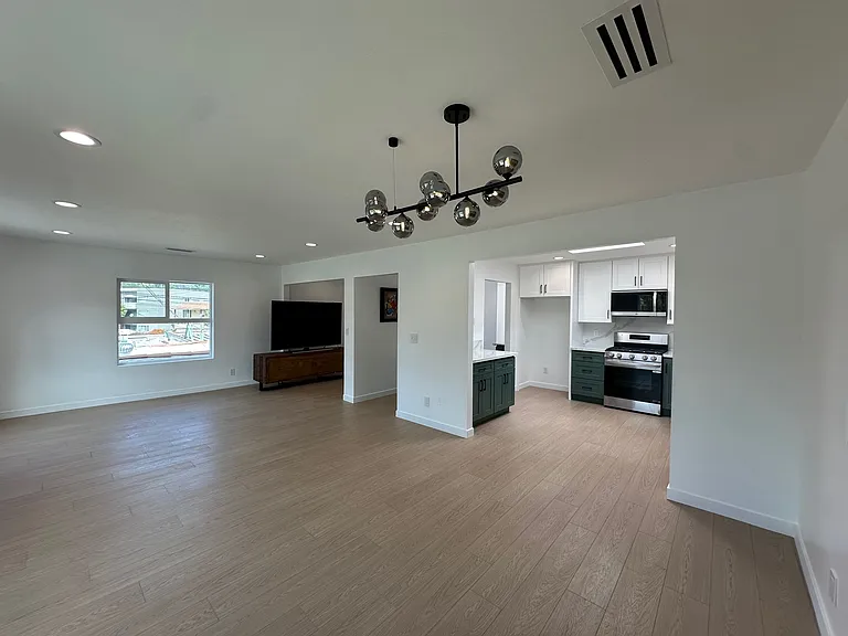1611 E Glenoaks Blvd #1/5 — Photo 4