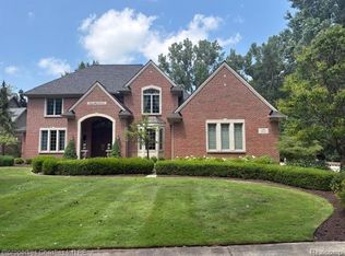 140 Turnberry Ct, Beverly Hills, MI 48025