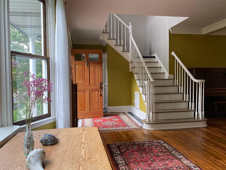 Master staircase in Livingroom, large bay window.