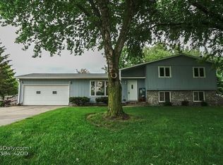 3071 Roselawn Dr, Grand Island, NE 68801