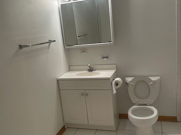 5th image of 2423 W North Ave #2