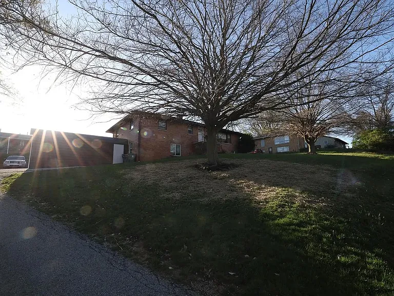 1534 N Woodburn Ave — Photo 3