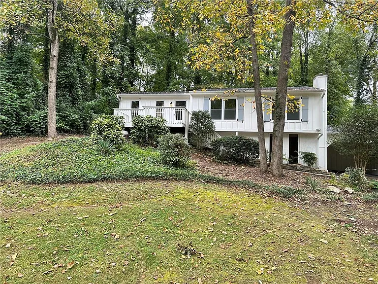1231 Woodleigh Rd SW — Photo 1