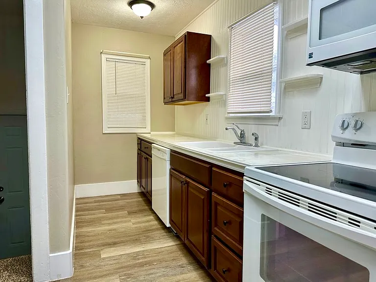317 W Carson St — Photo 4
