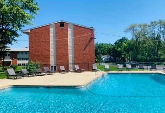 2nd image of 1219 W Farnum Ave APT 304