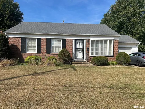 1503 Hilltop Dr, Pekin, IL 61554