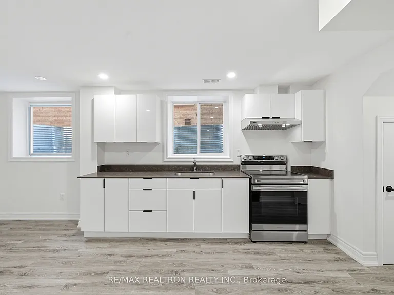 55 Bartram Cres #B — Photo 4