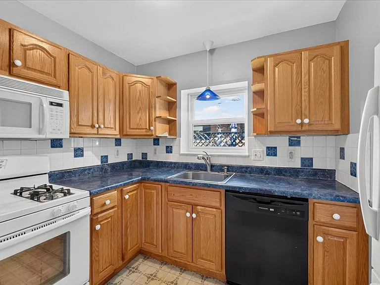 5907-5909 Jamieson Ave — Photo 8