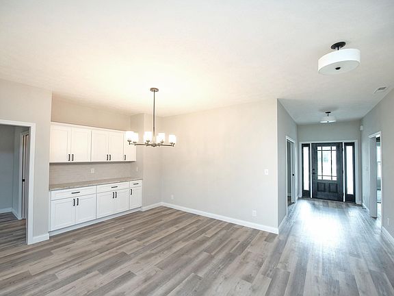 5th image of 3524 Collier Dr