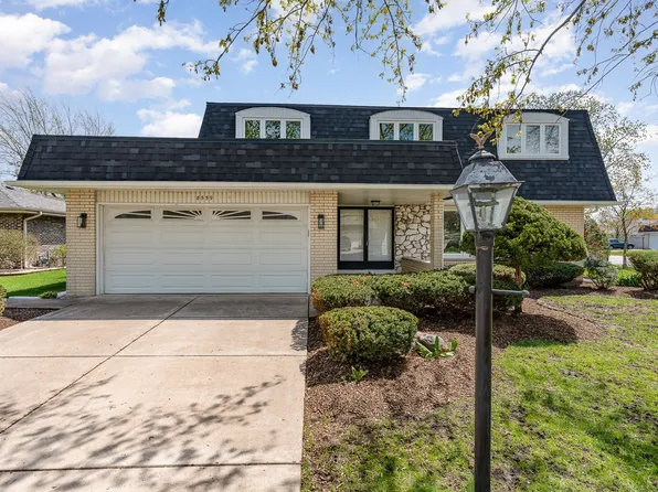 8559 S Broadmoor Dr, Palos Hills, IL 60465