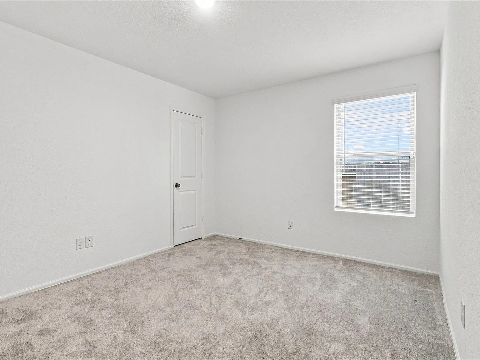 3 bed, 2.0 bath, 1701 sqft, $2,100 — Photo 4
