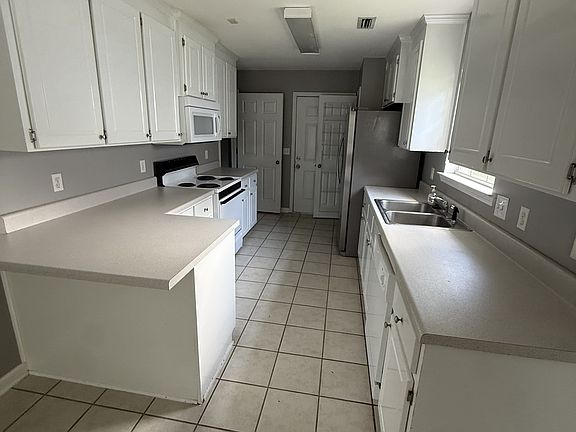 2nd image of 200 Melrose Ln