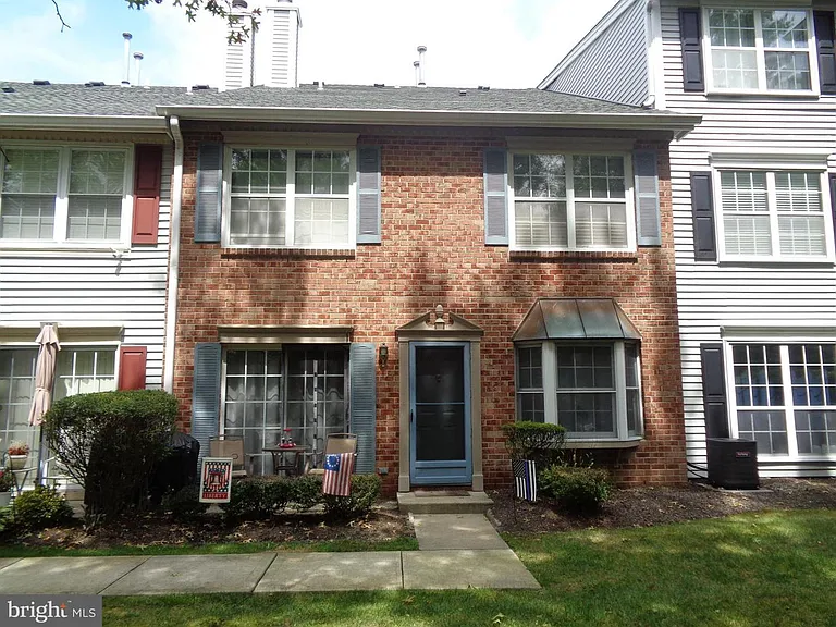 91 Versailles Ct — Photo 8