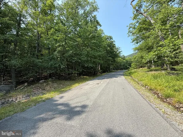 72 Parkside Dr, Berkeley Springs, WV 25411