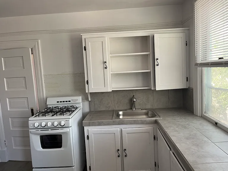 2 story 2 Bed / 2 Bath Charming Dowtown Cottage - Just-Renovated — Photo 6