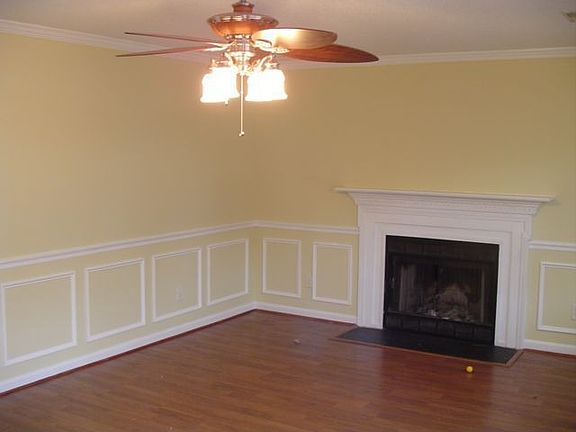 Living room with Chair rail and Crown Molding