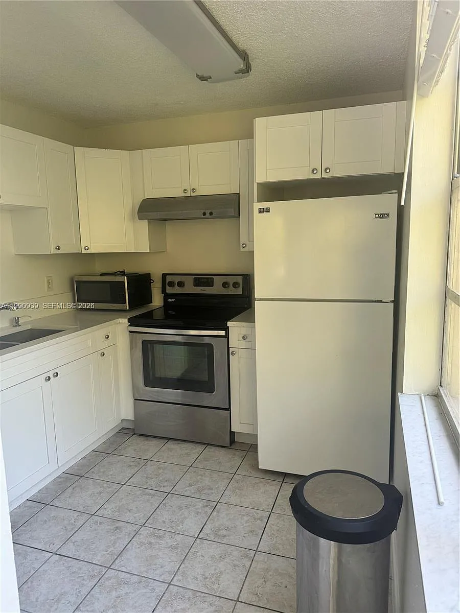 Building Photo - 9450 Live Oak Pl #305