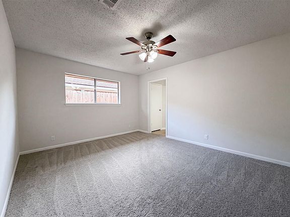 4th image of 8 Sunnybrook St