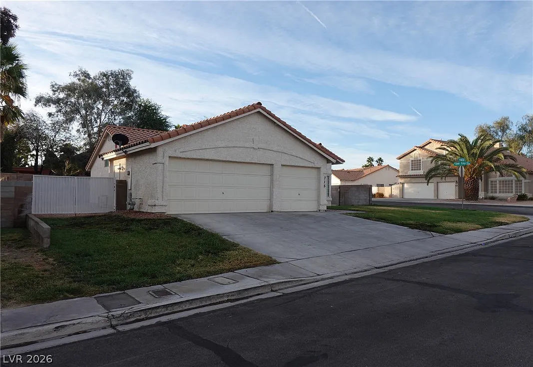 3 bed, 2.0 bath, 1596 sqft, $2,100 — Photo 2