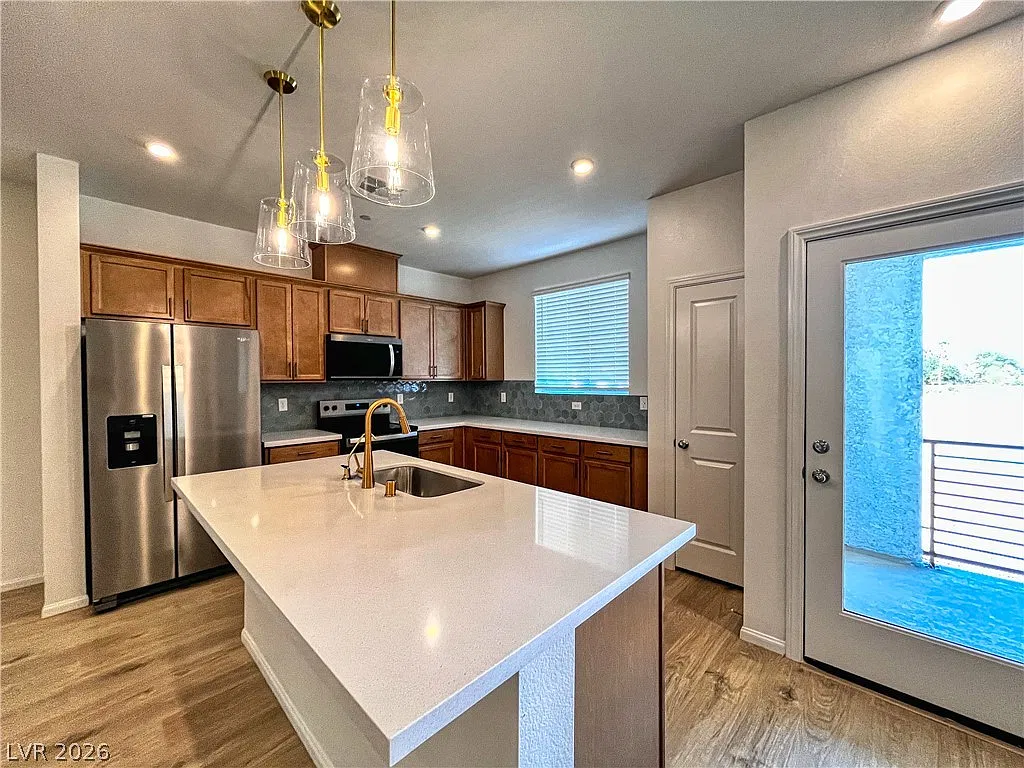 3 bed, 2.0 bath, 1330 sqft, $2,600 — Photo 2